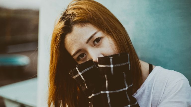 “Sao mặt nhiều mụn thế?” – Hỏi làm gì, có giúp được gì không?