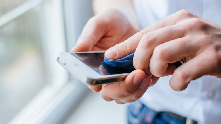 Vệ sinh điện thoại di động đúng cách: Nên và không nên làm gì?