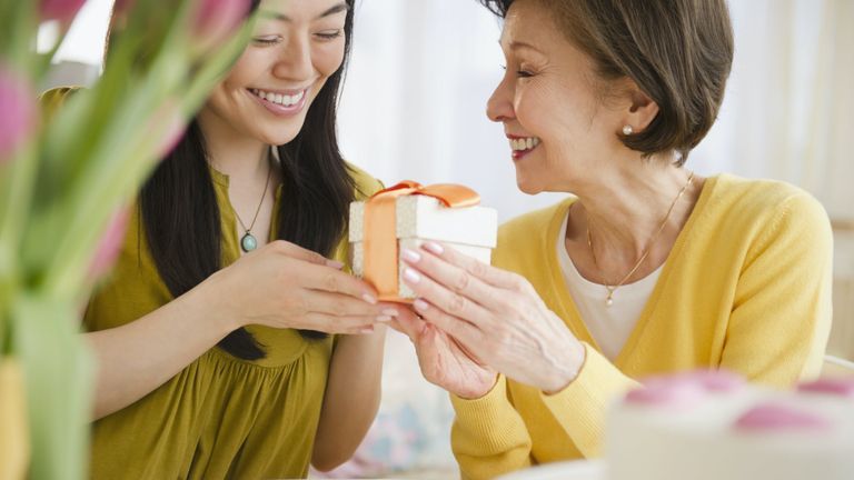 25 Gợi ý quà tặng Ngày của Mẹ theo 5 ngôn ngữ tình yêu