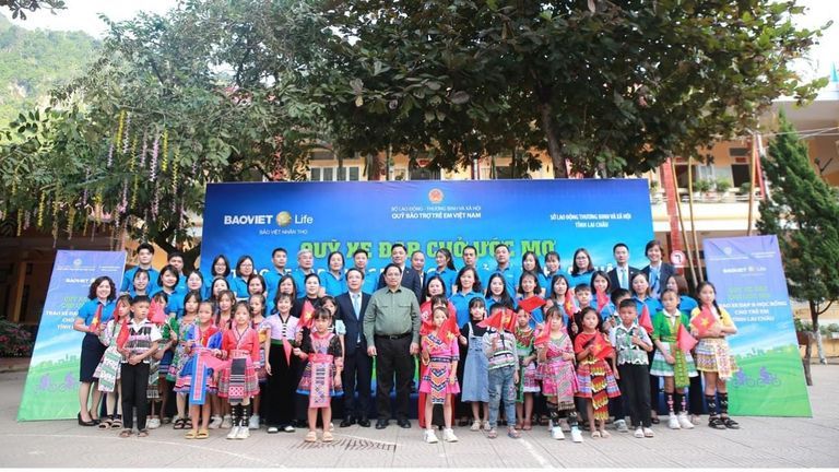 Trước sự chứng kiến của Thủ tướng Chính phủ Phạm Minh Chính, Bảo Việt Nhân thọ đã trao hơn 700 phần quà tới các em học sinh có hoàn cảnh khó khăn tại tỉnh Lai Châu. | Nguồn: Bảo Việt Nhân thọ