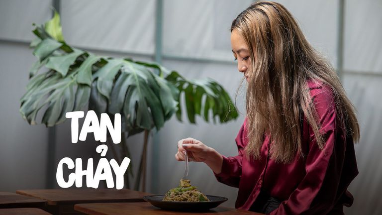"Quán bar. Giữa khuya. Mời về nhà."