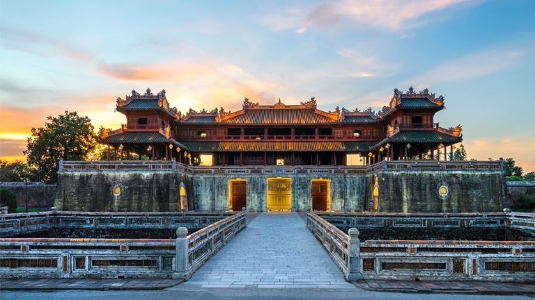 Rồi nước cũng rút, và Huế lại hiện ra, chậm rãi, dịu dàng
