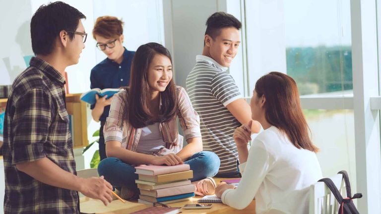 Tại sao càng lớn chúng ta càng khó kết bạn?