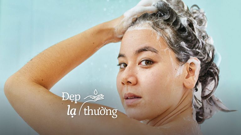 Dầu gội hóa học ảnh hưởng thế nào đến mái tóc chúng ta?| Nguồn: RealSimple