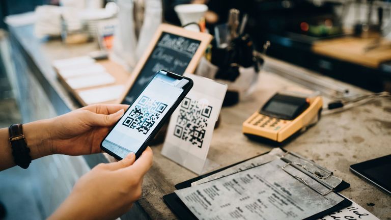 Fintech là gì? Xu hướng này đang ảnh hưởng gì đến cách bạn dùng tiền?