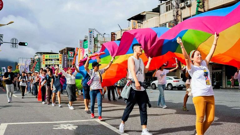 Vì sao các từ viết tắt LGBT+ ngày một nhiều thêm? Liệu có cần thiết?