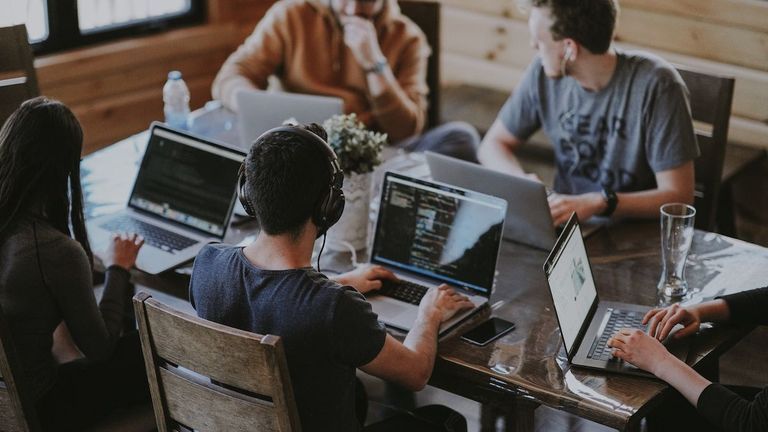Xây dựng thương hiệu trên Facebook: Cơ hội và thách thức trong công cuộc chuyển đổi số