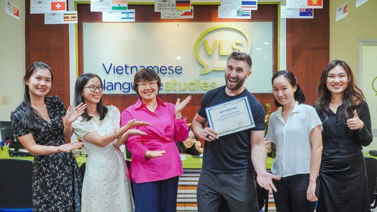 Michael Ostrow (holding the certificate) enrolled at Vietnamese Language Studies and finished the 40-hour course. | Source: VLS