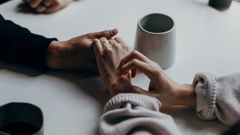 Làm sao để mở lòng mà không gây phiền lòng?