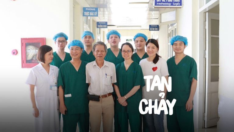 Bác Đồng Văn An (giữa), Giám đốc Trung tâm II.