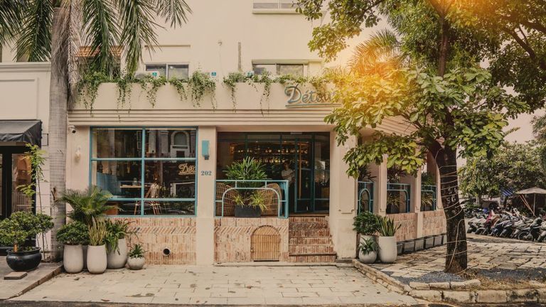 Entering Détour is like taking a trip into the sunny South of France: it’s warm and comforting, but also sophisticated and luscious.
