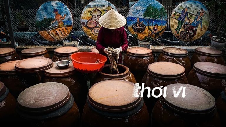 Cách ủ chượp nước mắm trong lu sành ở Nam Ô. | Nguồn: Sobava Travel
