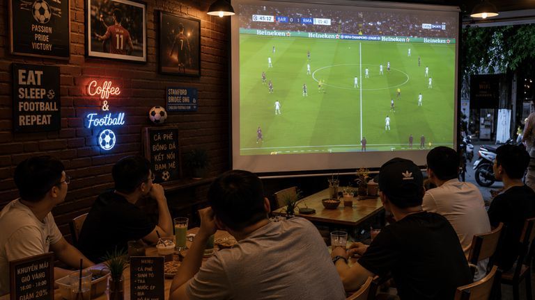 A scene at a cafe at 3 AM during a World Cup match. | Source: So Ban Hang