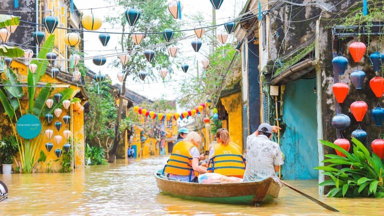 Tourists travel on the boat in Hoi An ancient town. | Source: VGP