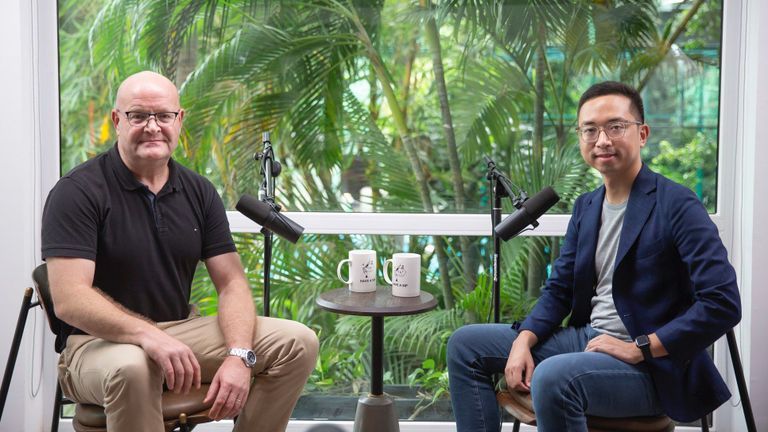 Bryan Carroll - CEO của TNEX (Trái) và host Hảo Trần (phải) | Nguồn: Bobby Vũ cho Vietcetera