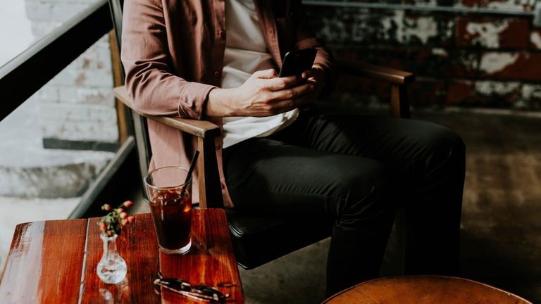 Một người ngồi ở quán cà phê.