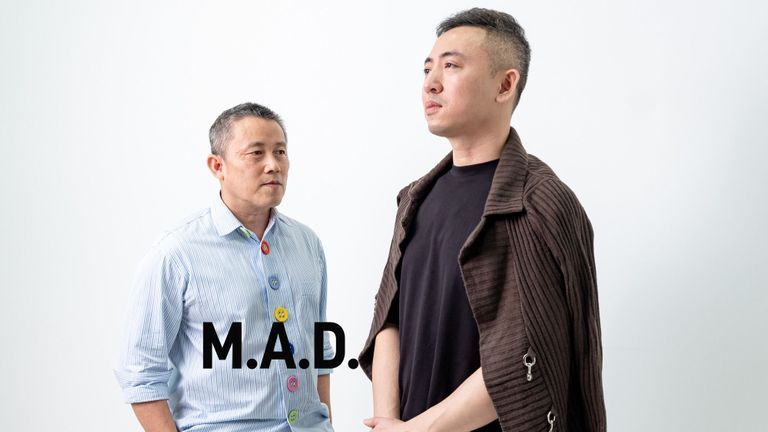 Nghệ sĩ cảnh quan Andy Cao (trái) và host Tuân Lê. | Nguồn: Tín Phùng cho Vietcetera.