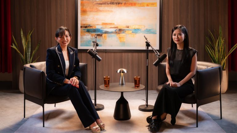 (Trái-phải) Host Từ Ân và chị Trần Thị Diễm Trinh - Project Lead tại Dagora, Ninety Eight. | Nguồn: Khương Nguyễn cho Vietcetera