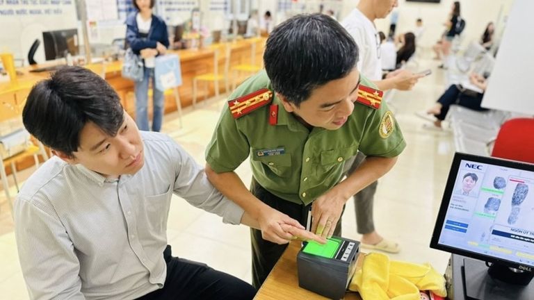 A foreigner applied for the eID account in Vietnam. | Source: Vietnam News Agency