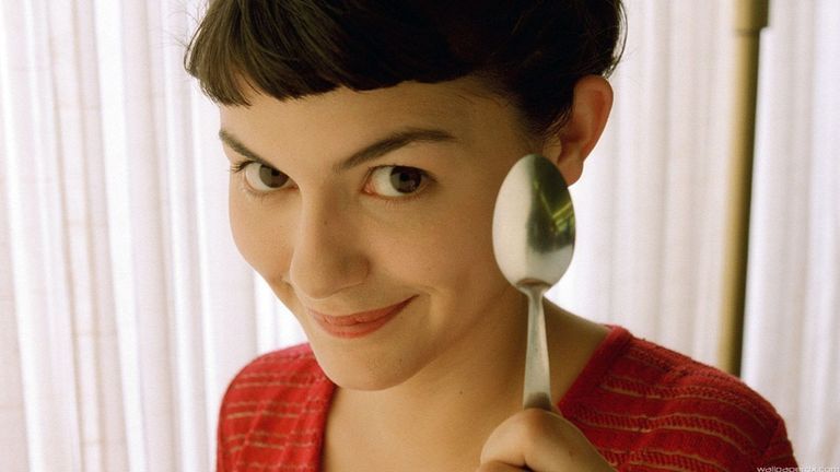 Amélie Poulain vì bị xem là "khác người" từ bé mà cuộc sống của cô có nhiều trải nghiệm khác lạ. | Nguồn: Phim Le Fabuleux Destin d'Amélie Poulain (2001)