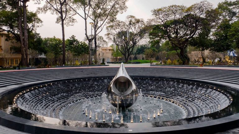 The Water Droplet Monument located in the park center, paying tribute to the Covid-19 pandemic's victims. | Source: Sun Group