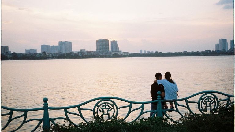 Đạo đức của tình yêu nằm ở sự sẵn sàng phơi bày và chia sẻ gánh nặng sống. | Nguồn: Vũ Hoàng Long.