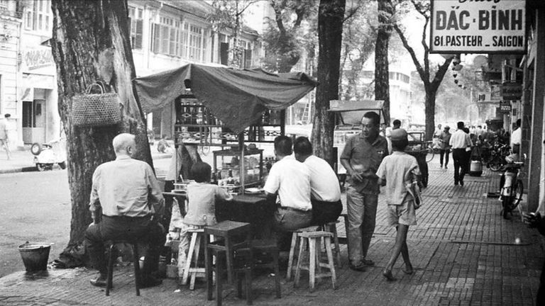 View of a street food vendor on Pasteur Street in 1960 | Source: Flickr/manhhai