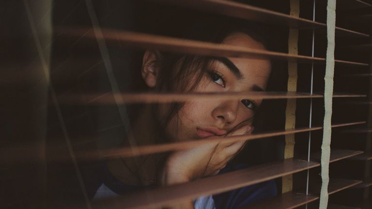 Giãn cách xã hội cũng không dễ dàng gì với người hướng nội