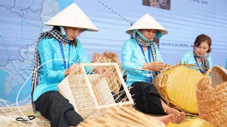 Hand-knitting experts at the Hawa Expo. | Source: Hawa Expo / Facebook