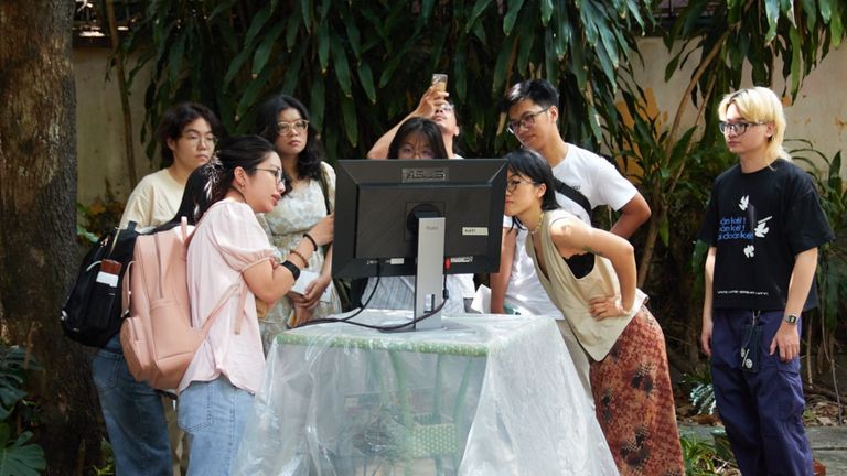 Nhóm học sinh Fulbright quan sát tác phẩm của thou. Nguồn: Lướt Code
