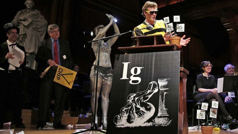 Một nhà khoa học nhận giải Ig Nobel cho công trình nghiên cứu về vết ong đốt chỗ nào trên người đau nhất. | Nguồn: AP/Charles Krupa