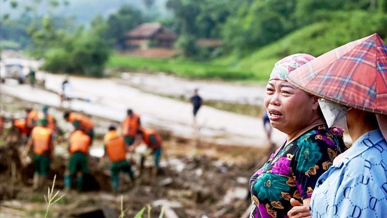 A villager is looking forward to finding her husband's body | Source: Tuoi Tre/Nguyen Khanh