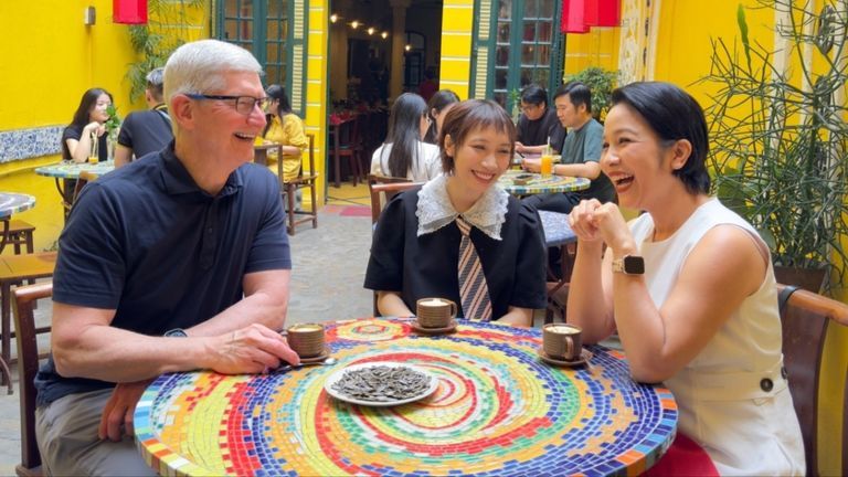 Tim Cook with Vietnamese singers My Anh and My Linh. | Source: Tim Cook / X