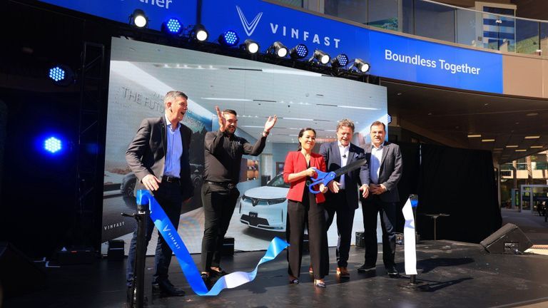 VinFast is now ready to showcase and sell premium electric vehicles while allowing customers to directly experience the company's high-end customer service. | Source: Facebook / VinFast US