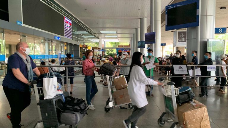 Although most of the arriving guests are returning Vietnamese, a number of foreign tourists also emerged from the gates. | Source: Vietcetera
