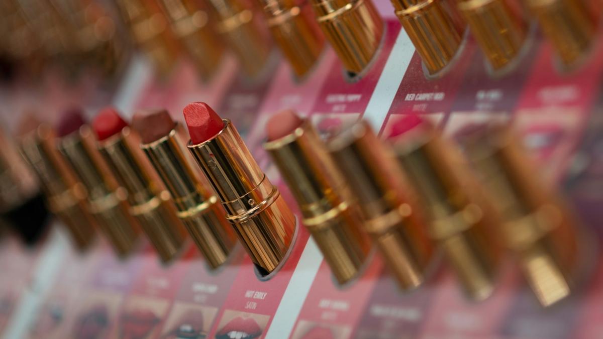 Hiệu ứng son môi: Kinh tế càng khó khăn, son môi càng bán chạy