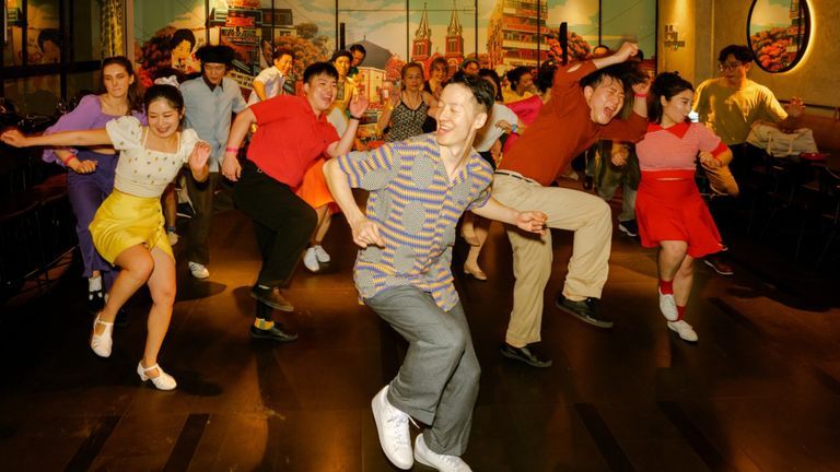 Youngbo, Laura, and the Gentle Gifters brought an energetic weekend to the Saigon locals. | Source: HaiApo