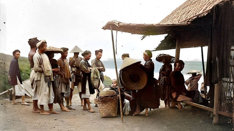 Source: People at a ferry terminal on the Đuống River, Hanoi in 1896. | Source: Facebook/Tiem Anh Thanh H