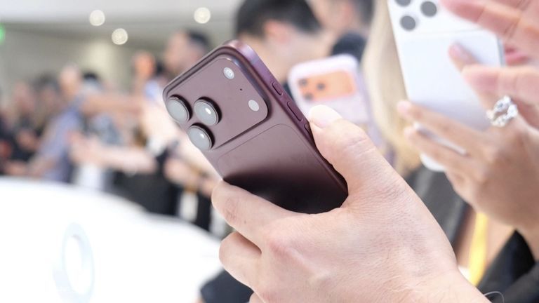 Although Apple’s latest iPhones attracted less global attention, they still received 300,000 pre-orders in Vietnam. | Source: VnExpress