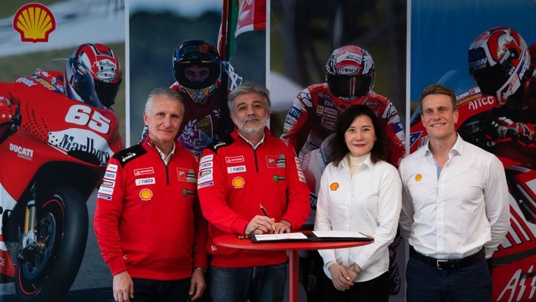 Paolo Ciabatti (Giám đốc Thể thao Ducati Corse), Mauro Grassili (Giám đốc Tiếp thị & Tài trợ Ducati Corse), Elaine Chen (Giám đốc Marketing Shell), Tom Kassell (Trưởng phòng Đối tác Chiến lược, Shell)