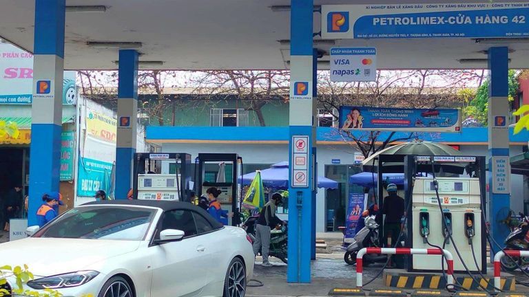 For the millions of Vietnamese who ride motorbikes or cars on their way to work or to run errands, even the slightest increase in gas prices can already be a source of frustration. | Source: Khanh Van