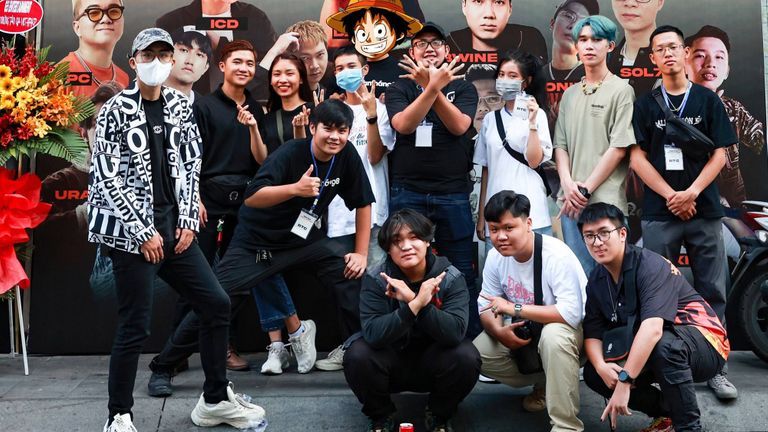 Các rapper/nghệ sĩ trong buổi khai trương trụ sở mới của Việt Hiphop | Nguồn: Việt Hiphop