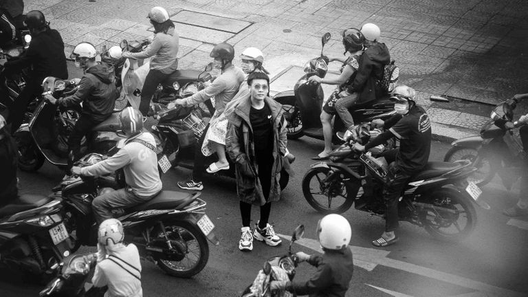 Alone Together: Bộ ảnh thực hiện trong lúc... cách ly