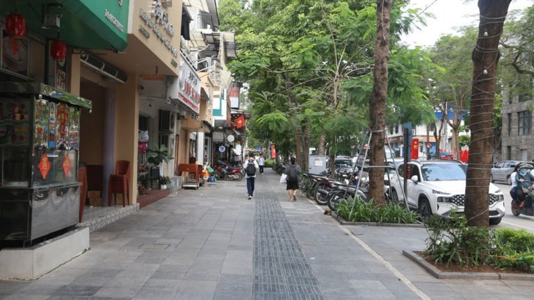 After a sweeping crackdown, sidewalks in Hanoi are clear again. | Source: Thanh Nien