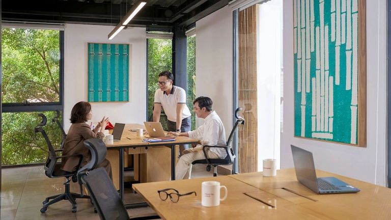 For young managers and their teams, hybrid work presents an exciting opportunity to thrive in a dynamic workspace. | Source: Dreamplex / Facebook