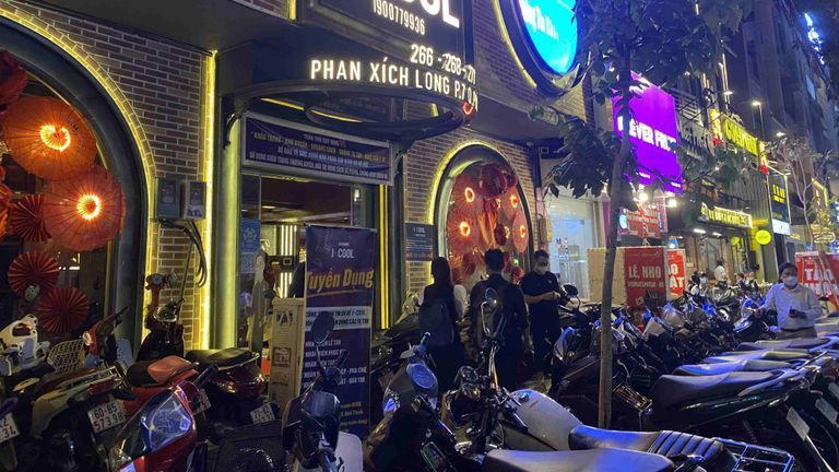 ICOOL karaoke on Phan Xich Long was filled with motorbikes on a Wednesday evening. | Source: Jenny Phan