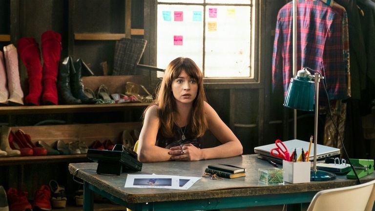 Britt Robertson trong vai Sophia Amoruso - “mẹ đẻ” của thuật ngữ và phong trào girlboss. | Nguồn: Phim Nasty Gal