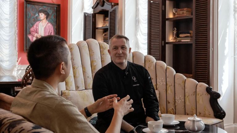 Olivier Elzer trò chuyện cùng Hảo Trần, CEO của Vietcetera | Nguồn: Monika Nguyễn