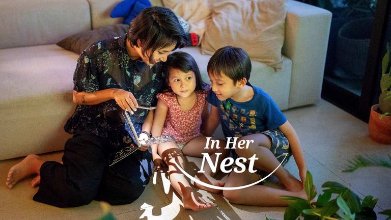 In Her Nest: Thùy Minh xem phim Hàn khóc thút thít