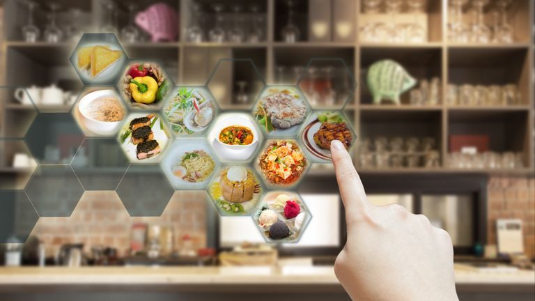 "Tận mục sở thị" món ăn trước khi gọi món với công nghệ AR. | Nguồn: Shutterstock